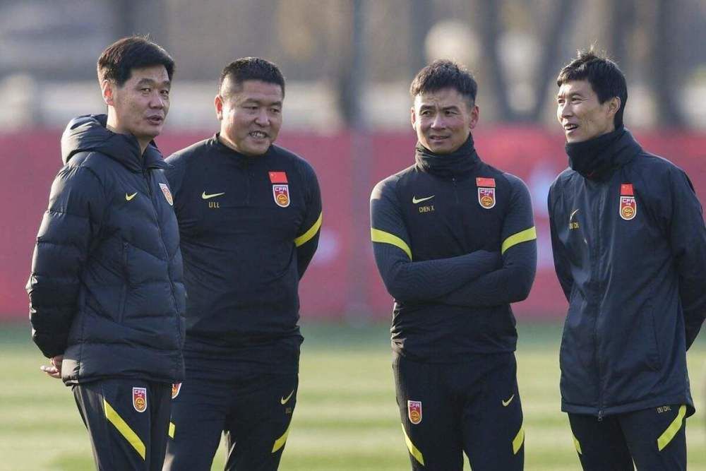 提前看过该片的国内影评人同样疯狂喜爱，纷纷化身“自来水”安利影 神作《降临》发双片段明日上映 诠释烧脑科幻巨制 2017-01-19 由丹尼斯·维伦纽瓦执导，金球奖影后艾米·亚当斯、“鹰眼”杰里米·伦纳联袂主演的好莱坞年度烧脑科幻神作《降临》将于明日正式登陆国内各大院线。